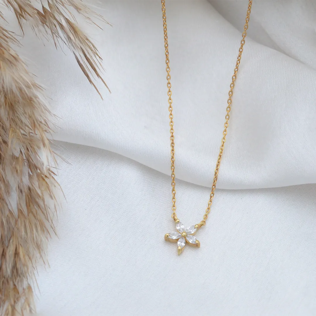 Elavie lily necklace